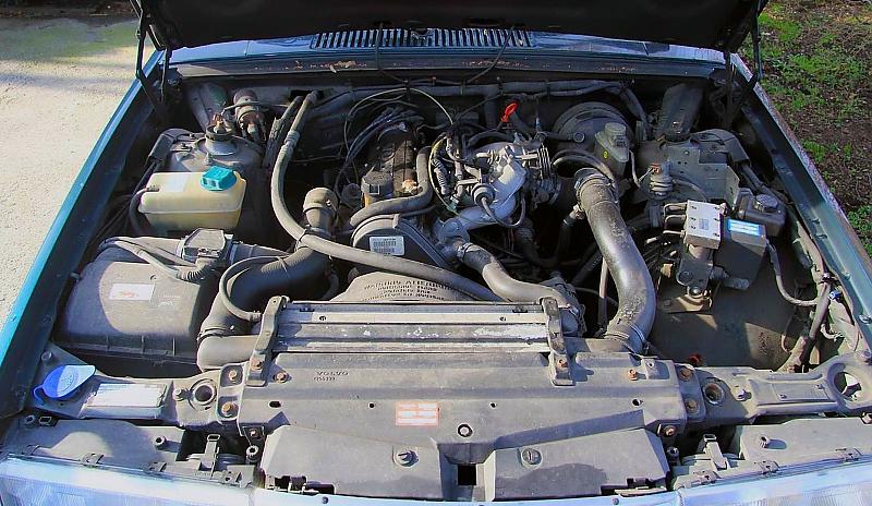 Der 2,3 Liter große Vierzylinder-Reihen-Benzinmotor des Volvo 940 GL 2.3 ti.
