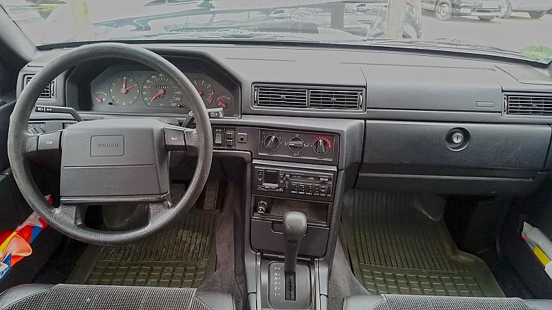 Das Cockpit des Volvo 940 GL.