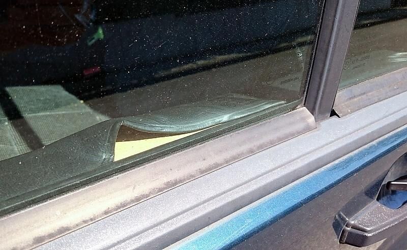 Die Türverkleidung löst sich schon mal.