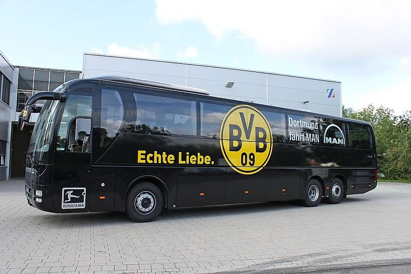 Der Slogan \"Echte Liebe\" ziert den Mannschaftsbus von Borussia Dortmund