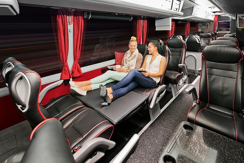 Die FC-Bayern-Spieler können während der Fahrt die Beine hochlegen