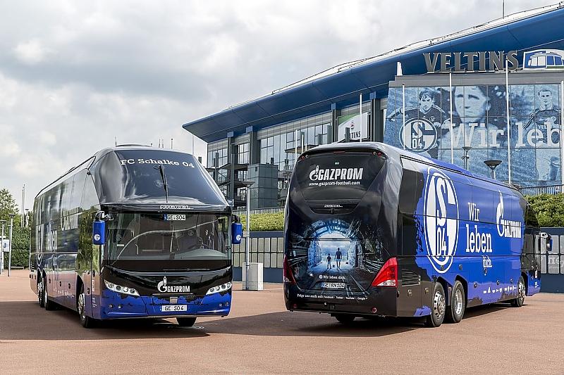 Der Mannschaftsbus des FC Schalke 04 ist aufwendig gestaltet