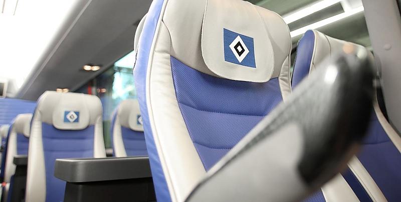 Das HSV-Wappen ziert die Sitze