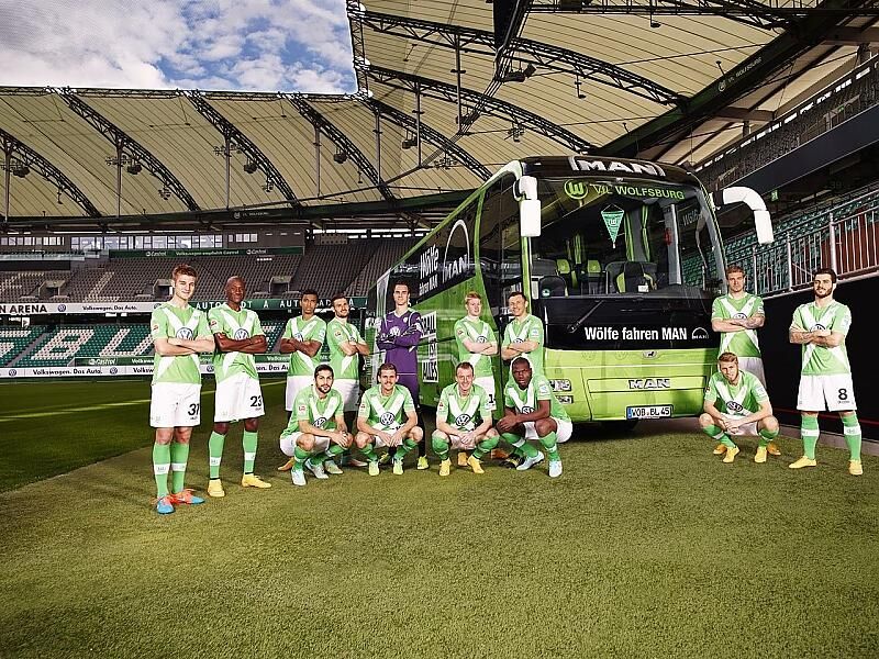 Natürlich fährt der VFL Wolfsburg mit einem Bus der VW-Tochter MAN