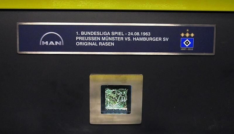 Der Hamburger SV hat sogar Gras des Originalrasen des ersten Bundesliga-Spiels auf den Stufen des Busses