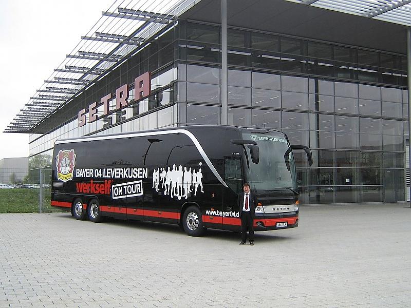 Der Mannschaftsbus von Bayer Leverkusen