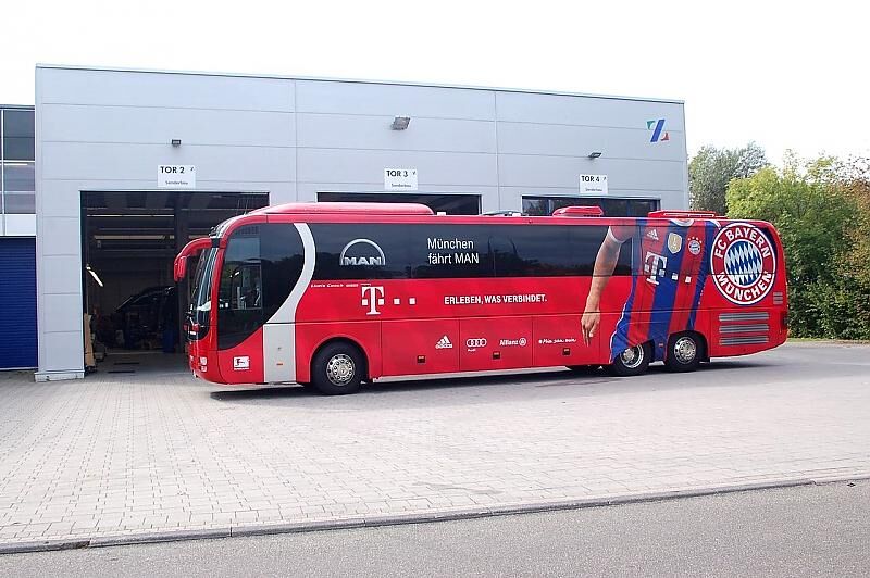 Die Beinfreiheit in einem Mannschaftsbus beträgt rund einen Meter
