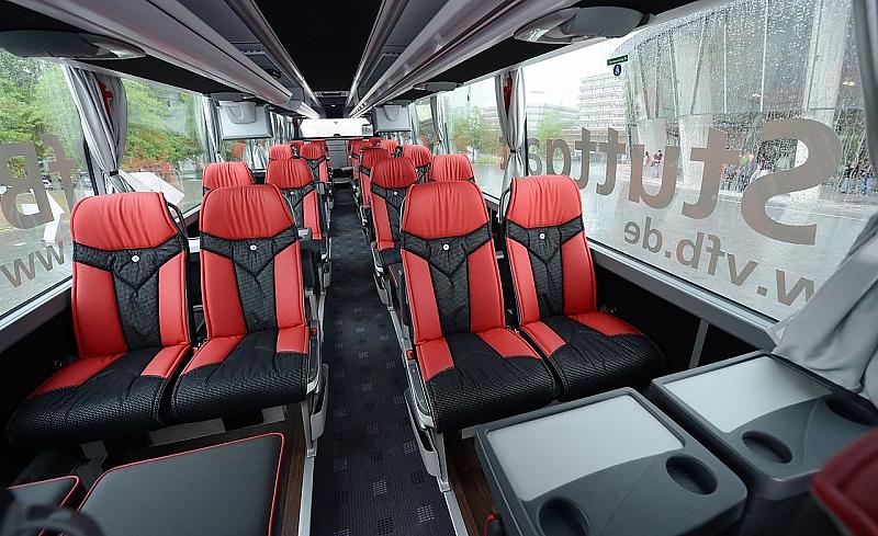 In einem Mannschaftsbus haben etwa 30 Personen Platz