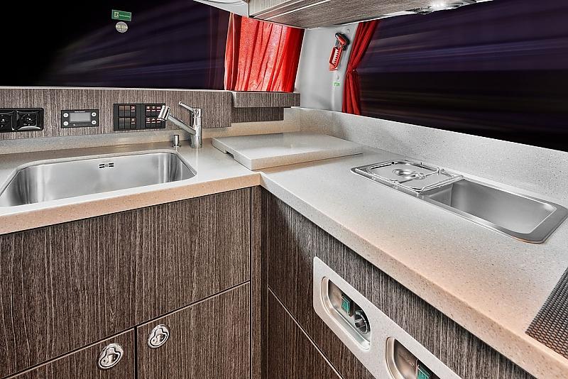 Schicke Edelstahl-Armaturen in der FCB-Küche