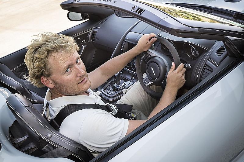 Redakteur Marcel Sommer im neuen Jaguar F-Type Project 7.