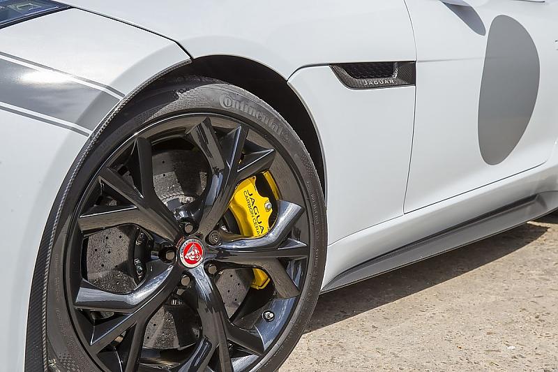 Die Keramik-Bremsanlage lukt gelb hervor.