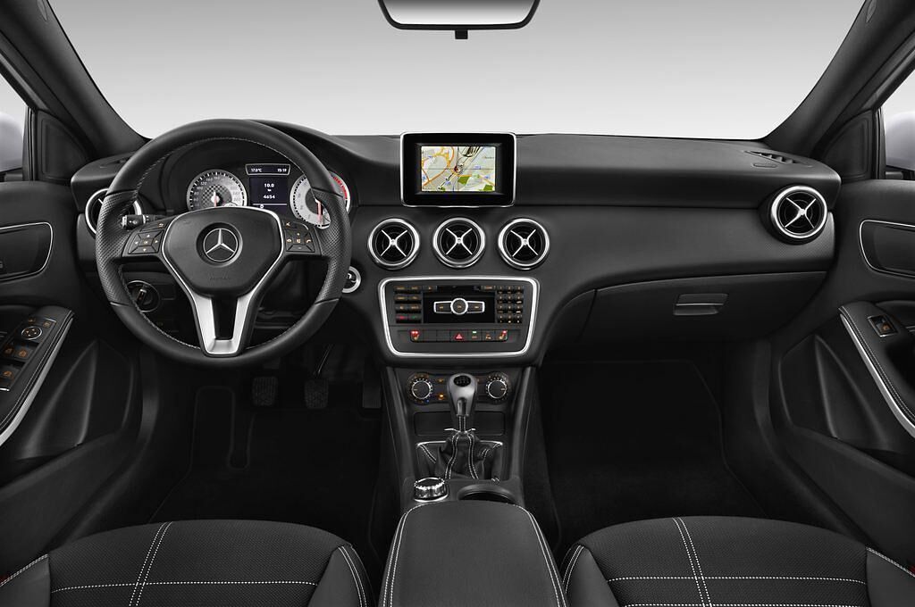 Mercedes A-Class (Baujahr 2013) Urban 5 Türen Cockpit und Innenraum