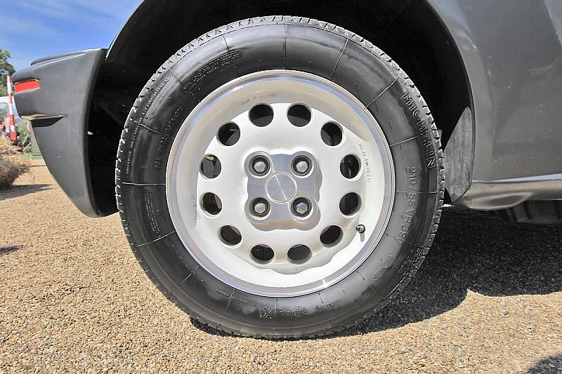 Alle vier Räder übertragen die Kraft auf die Straße beim Peugeot 205 Turbo 16.