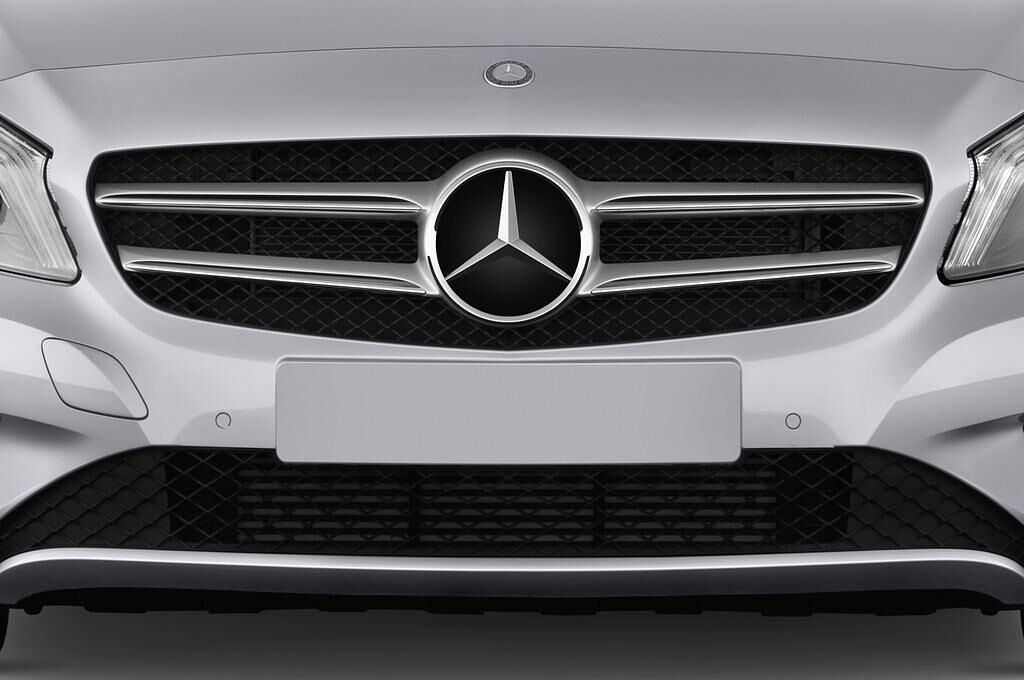 Mercedes A-Class (Baujahr 2013) Urban 5 Türen Kühlergrill und Scheinwerfer