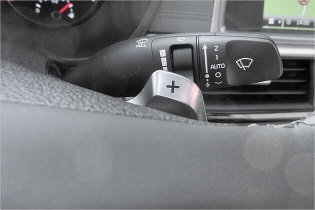 Die Lenkradwippen für das Doppelkupplungsgetriebe fühlen sich gut an - im Gegensatz zu den Lenkstockhebeln