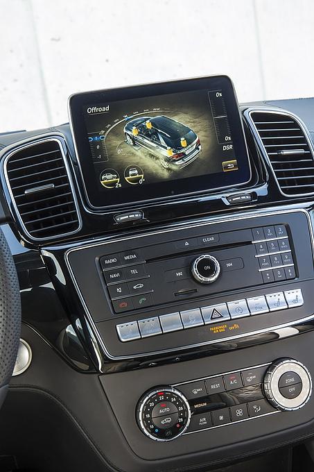 Mercedes GLE 400 4matic - mit aufgesetztem Monitor