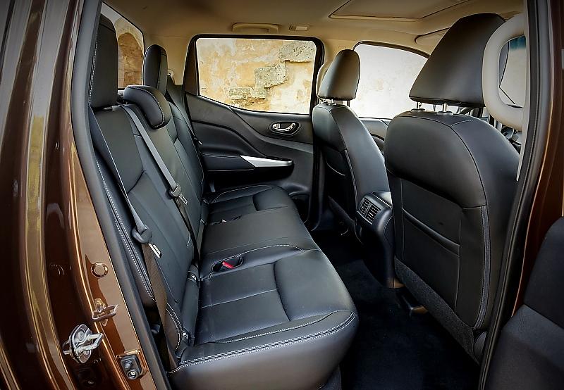 Auch hinten ist das Platzangebot im Nissan NP300 Navara DoubleCab ordentlich