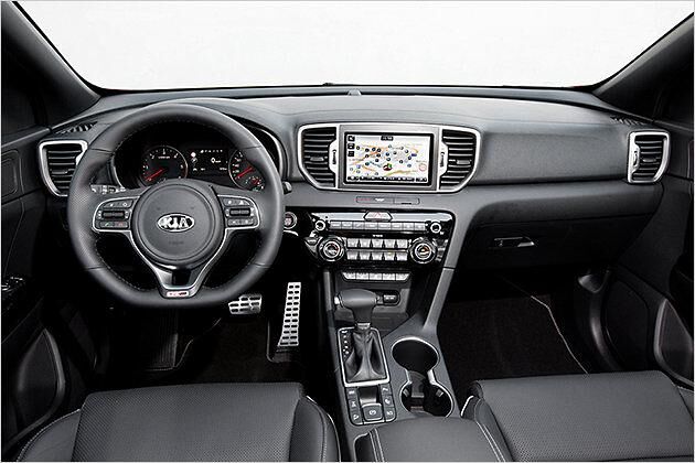 Das Cockpit hat sich gegenüber der dritten Generation deutlich verbessert