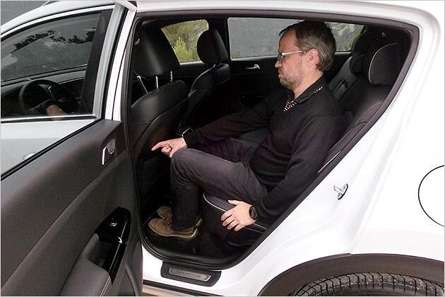 Im Fond hat ein 1,75 Meter großer Erwachsener viel Platz (wenn der Vordersitz für die gleiche Größe eingestellt ist)