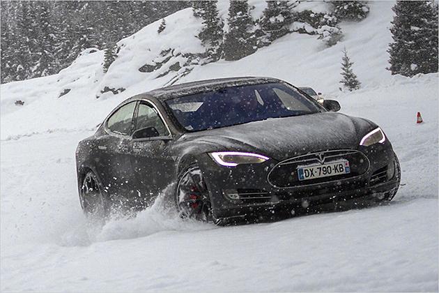 Die Limousine fühlt sich selbst im tiefen Schnee sehr wohl und bietet dem Fahrer viel Sicherheit