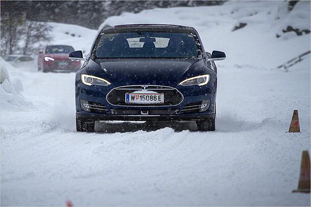 Die Piste verfügte über eine dicke Schneeschicht auf einer glatten Eisdecke