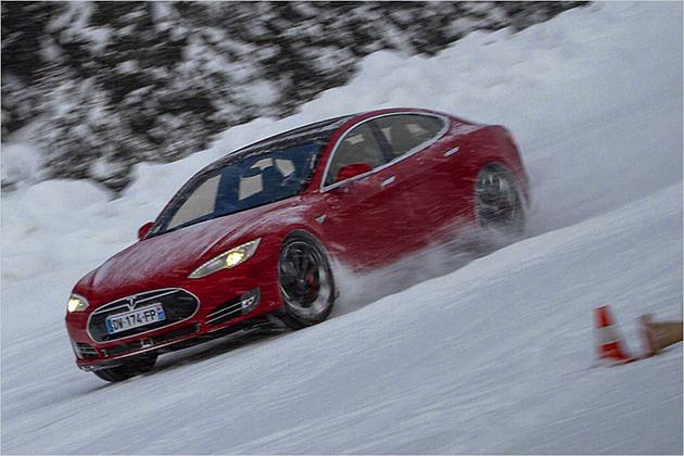 930 Newtonmeter beschleunigen das Auto selbst auf Schnee beeindruckend schnell vorwärts