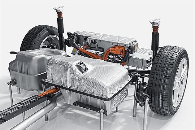 Der Benzintank (links) wird zugunsten der Batterie (rechts) verkleinert