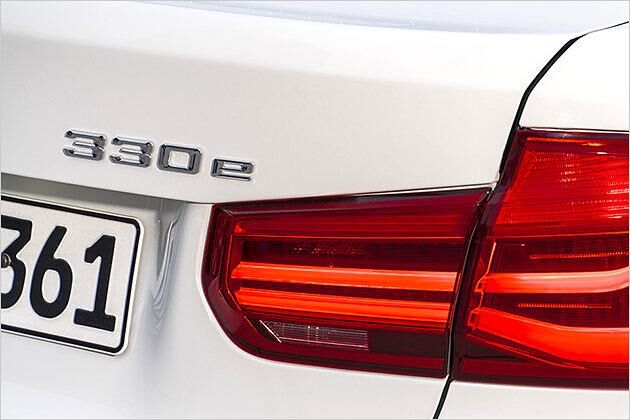 Neben Modellen mit i (Benziner) und d (Diesel) gibt es nun auch welche mit e (Plug-in-Hybride)