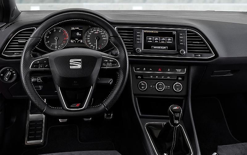 Ein manuelles Sechsgangschaltgetriebe steht zur Wahl.