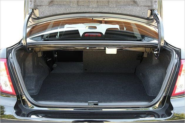 Die Rücklehne ist geteilt umlegbar