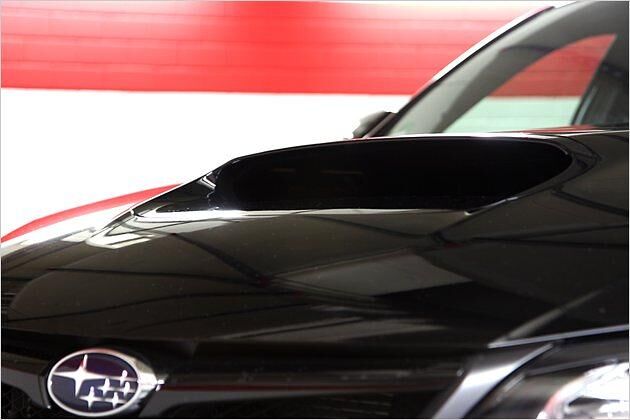 Eine große Hutze beatmet den Turbo