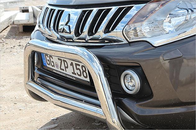 Die Frontpartie ist zu großen Teilen in Chrom gehalten