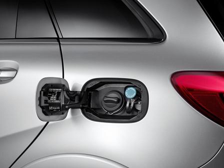 Doppelter Stutzen: Der Mercedes-Benz B 200 Natural Gas Drive läßt sich mit Gas und mit Benzin betanken