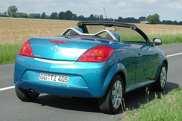 Breite Zierleiste wie auch an der Frontpartie