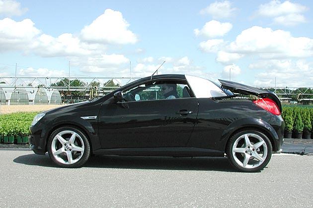 Der Fahrer muss jetzt nur noch mit zwei Handgriffen das Dach verriegeln