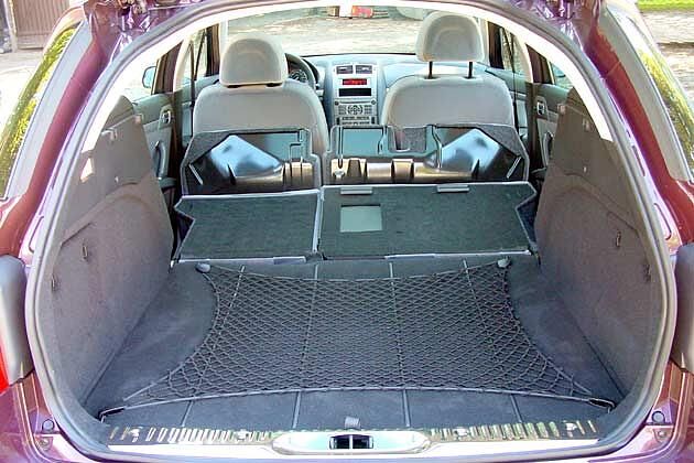 In umgelegten Zustand schluckt der 407 SW 1.365 Liter  nicht allzu viel für einen Kombi