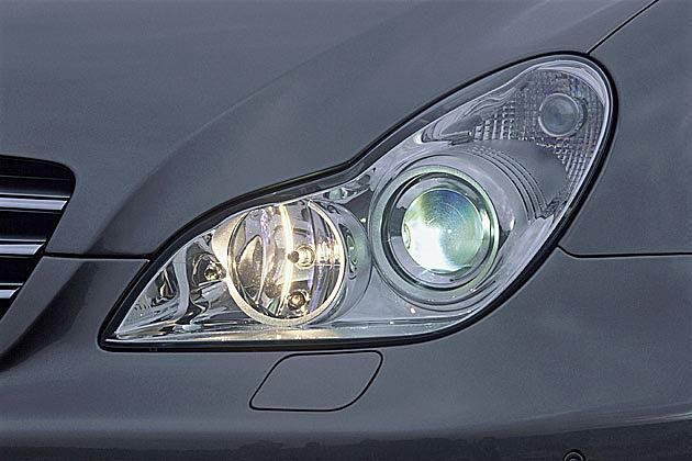 Die eigenwilligen Leuchten des CLS: Bi-Xenon-Scheinwerfer mit Kurvenlicht kosten 1.571,80 Euro