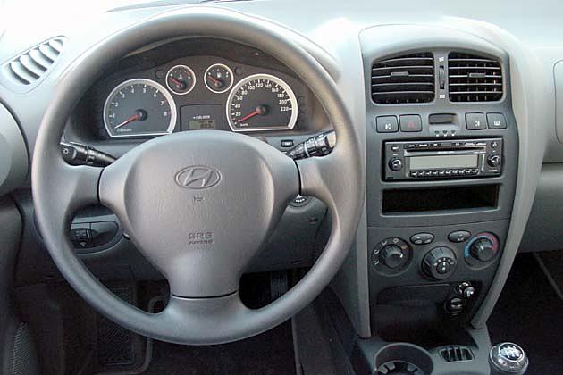 Cockpit: Schöne Instrumente mit Chromringen, aber etwas tristes Lenkrad