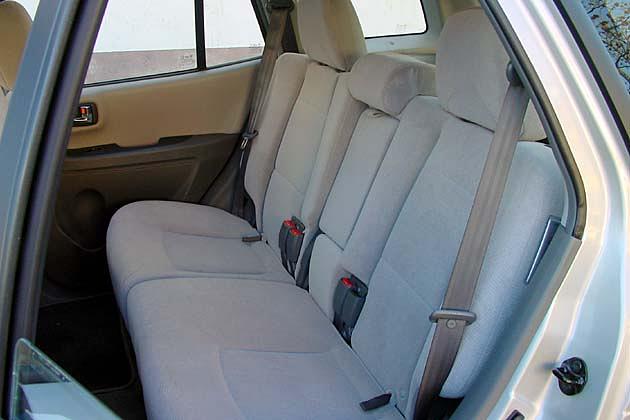 Drei Dreipunktgurte und drei Kopfstützen auf der Rückbank sind Serie