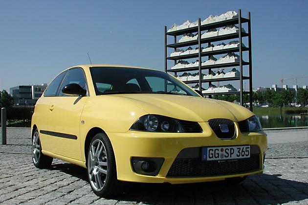 Eine ähnliche Aussparung im Stoßfänger wie hinten gibt es auch vorne