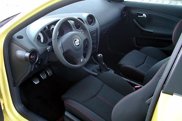 Innenraum mit gelochten Alupedalen und roten Nähten an den Sitzen