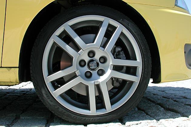 Die großen Bremsscheiben und die Bremszangen sind gut durch die Felgen sichtbar