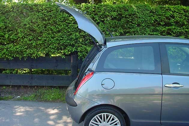 Gefahr für Große: Die Heckklappe öffnet nicht weit genug nach oben