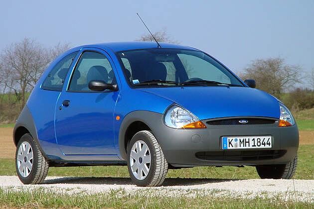 Die fast dreieckigen Scheinwerfer geben der Front einen Hauch Bissigkeit