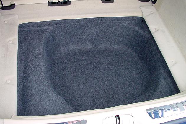 Startkabel, Lappen und Ähnliches lassen sich gut in der Mulde unter der Klappe verstauen