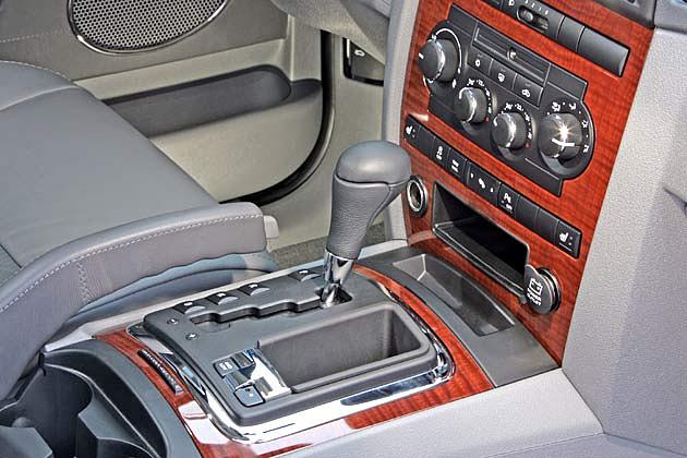 Die Schalteinheit mit Automatik-Hebel. Der kleine verchromte Griff ist der Hebel für die Untersetzung