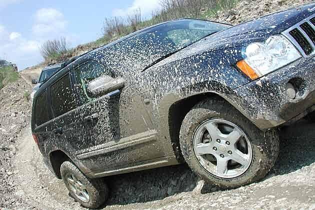 Zur Not zieht ein Rad den Jeep aus dem Dreck