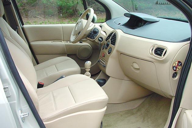 Innenraum: Der Initiale hat sogar Ledersitze serienmäßig