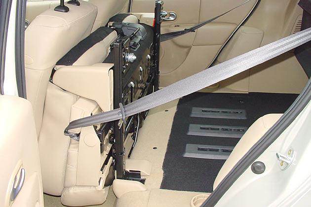 Nächster Umbauschritt: Sitze nach vorne wickeln. Die Gurte stören etwas beim Beladen