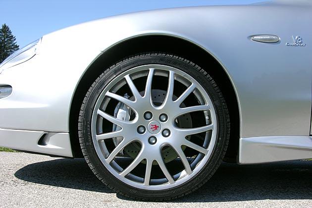 Die Alus geben den Blick frei auf Bremsscheiben, vorne mit 330 und hinten mit 310 Millimeter Durchmesser